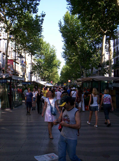 Another shot of La Rambla, with Mietsie...