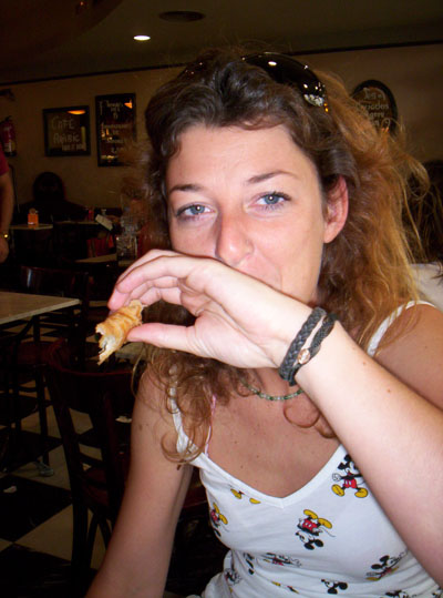 Mietsie wolfing down her breakfast
