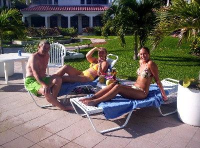 Here's a shot of Howard, Bonnie and their daughter Vanessa, who were down from Iowa. They got to know us by the pool, and ended up hanging out with us through the holidays. Good times! Howard, Bonnie and Vanessa, our new pals from Iowa