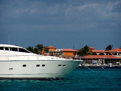 poweryacht with chicks... cool... 