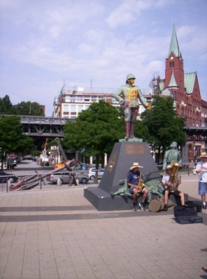 This is over by the Landsgbruchen, by the harborfront, and that's a statue of Otto Von Bismarck, which has been defaced by anarchists, and there's some street performers are jamming out some jazz at its foot. Cool, huh? Statue of Otto Von Bismarck, and some guys jamming out on it.