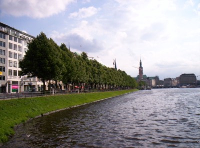 A shot along the Aussenalster, pretty much a central lake, which is smack in the middle of the city. A shot along the Aussenalster, pretty much a central lake, which is smack in the middle of the city.