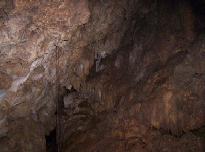 Here's part of the cave's ceiling, loaded with stalactites (or are they stalagmites, I forget!). shot of one of the cave's ceilings